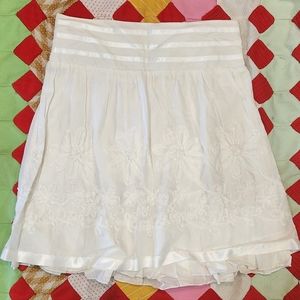 White skirt. Large.
